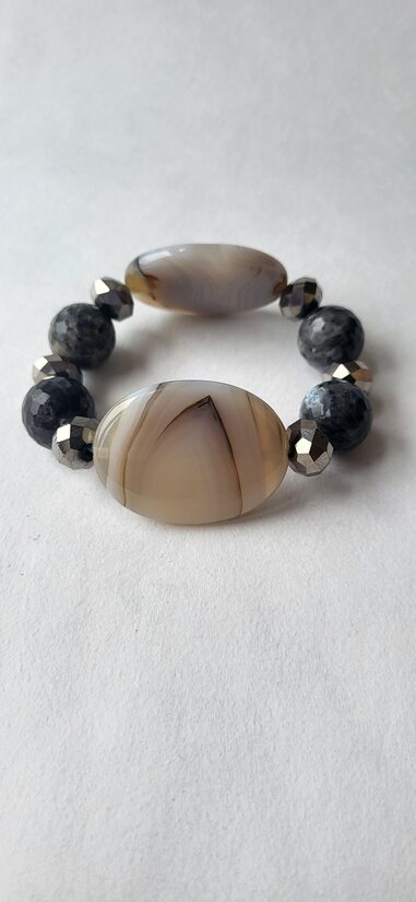 Pelēkais ahāts ar labradorītu