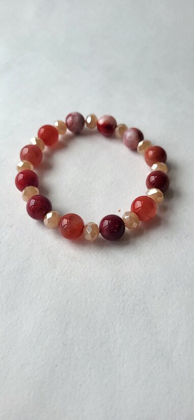 Sarkanais ahāts ar kristāliem