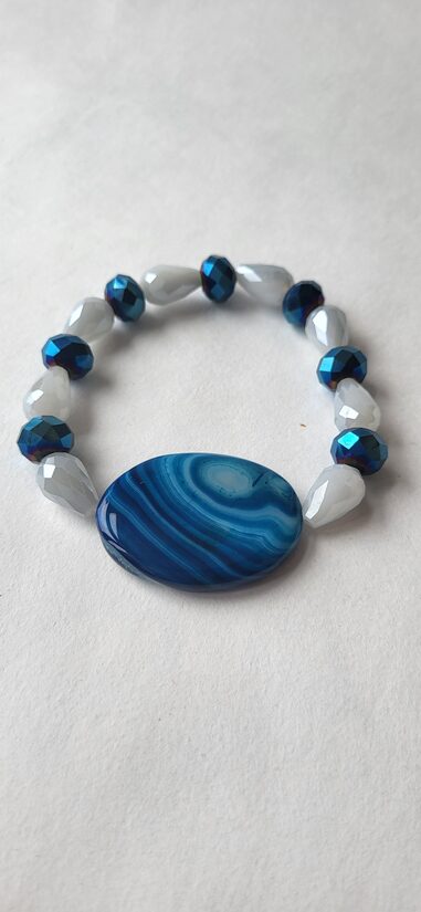 Zilais ahāts ar kristāliem