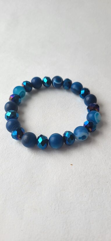 Zilais ahāts ar kristāliem