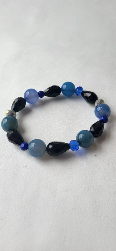 Zilais ahāts ar kristāliem