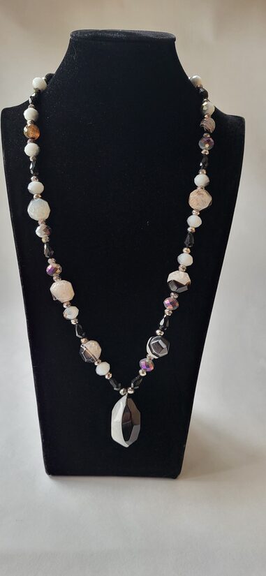 Ahāts ar kristāliem