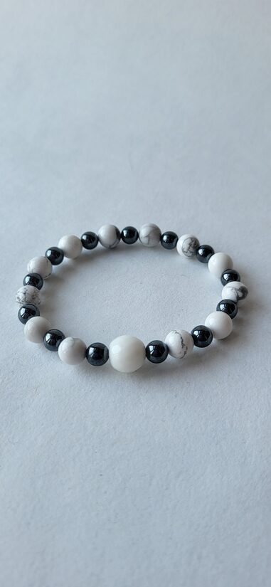 Hovlīts ar hematītu