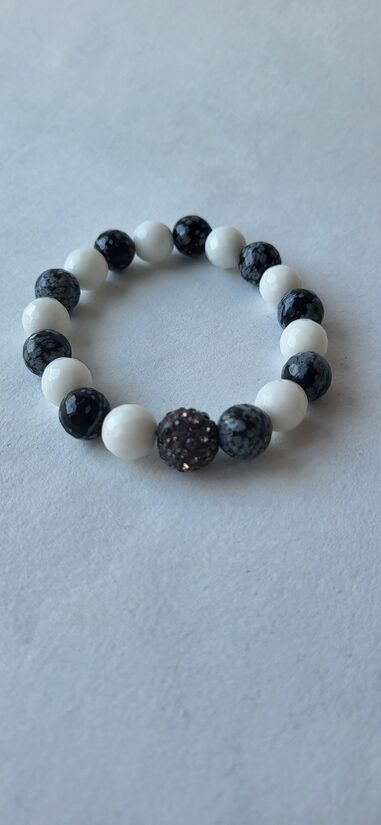 Sniegpārsliņu obsidiāns ar balto ahātu