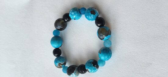 Zilais ahāts ar čūskādas ahātu