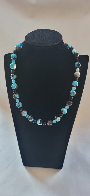 Zilais ahāts ar čūskādas ahātu